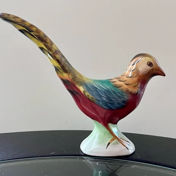 Handpainted bird figurine stamped on bottom. Beautiful 1980’s vintage condition - Picture 2 of 6
